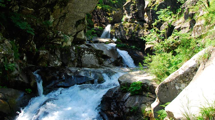 Enchainement de cascades dans le canyon du Tapoul