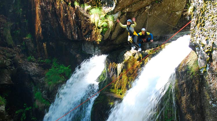 Saut de 9 mètres dans le canyon du Tapoul