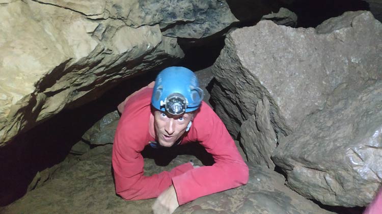 Etroiture dans la grotte de Castelbouc