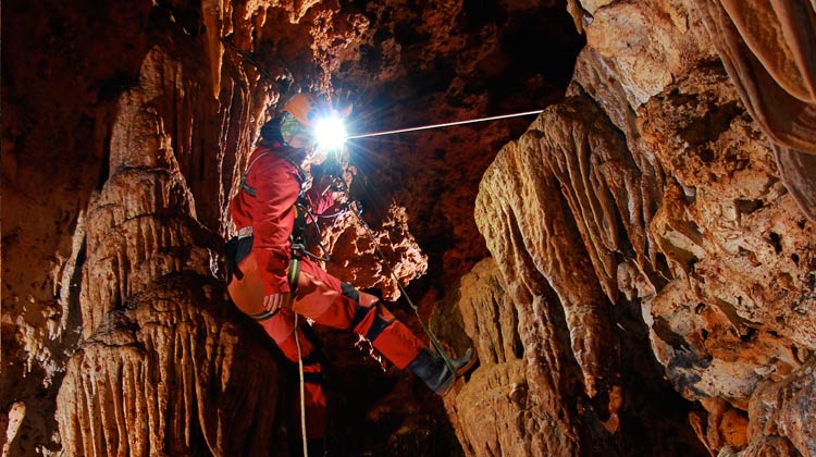 Spéléo verticale à l'aven de la Perrine