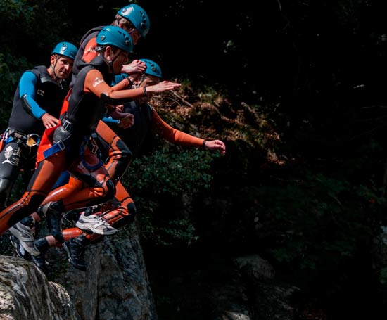 Saut en groupe dans le canyon du Haut Tarn