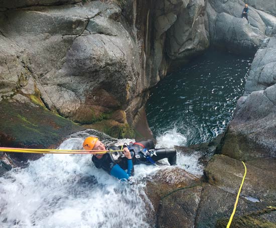 Toboggan aquatique dans le canyoning du Tapoul