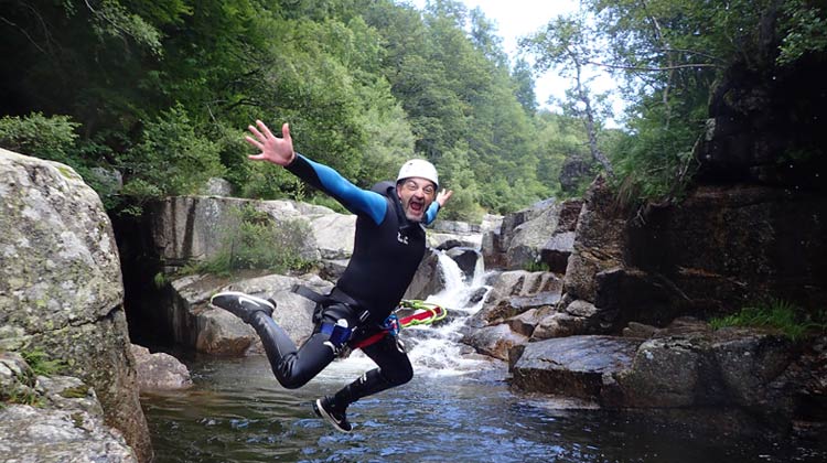 Saut dans le canyon au Pont de Montvert