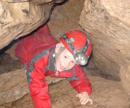 Enfant en spéléo à Castelbouc