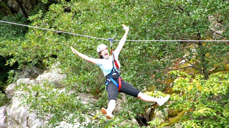 Tyrolienne sur la via ferrata de Rousses