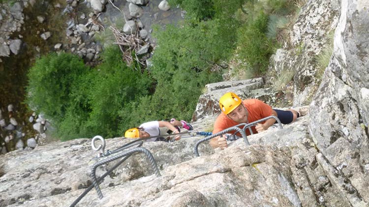 Grimpe sur la Via ferrata de Rousses