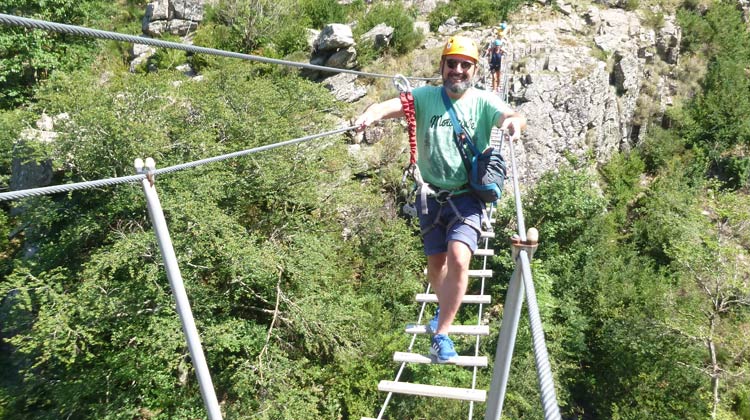 Passage en passerelle à la Via ferrata de Rousses