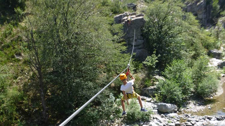 Tyrolienne au dessus de la rivière