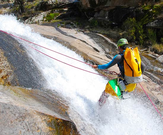 Rappel dans le Canyon des Papuos