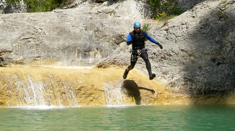 Saut dans un canyon de la sierra de Guara