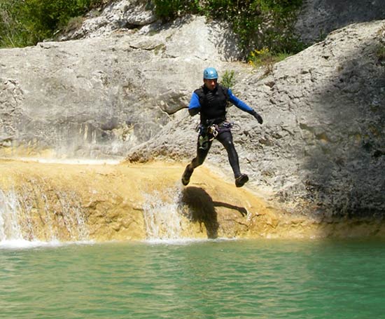 Saut dans le canyon du Mascun