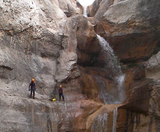 Saut dans le canyon du mascun